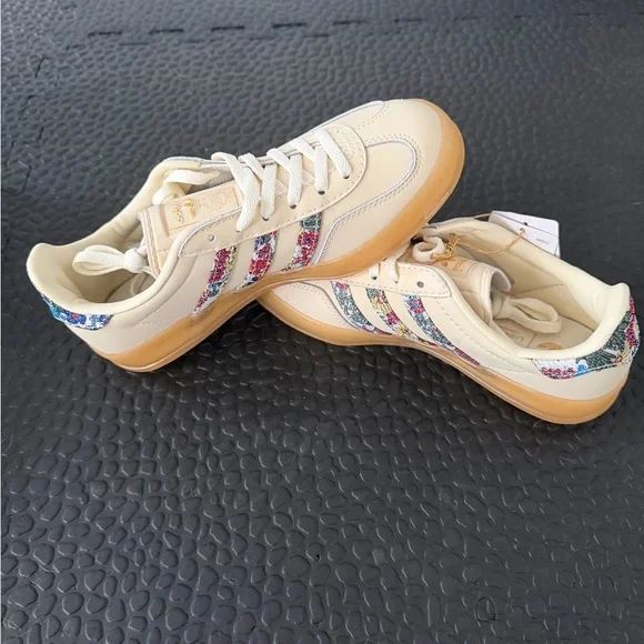 BRAND NEW, never worn! Adidas Gazelle Liberty London. Off white floral. Size 5. - Picture 5 of 11
